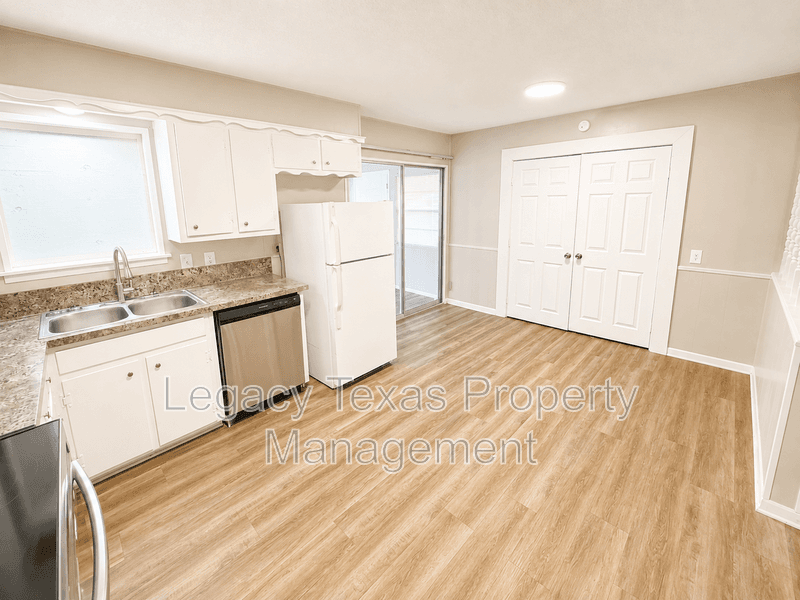 Cleburne House: 1902 Joslin St