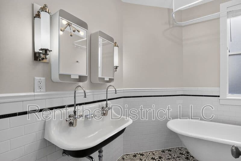 Washington Townhome: 37 Rhode Island Avenue NW
