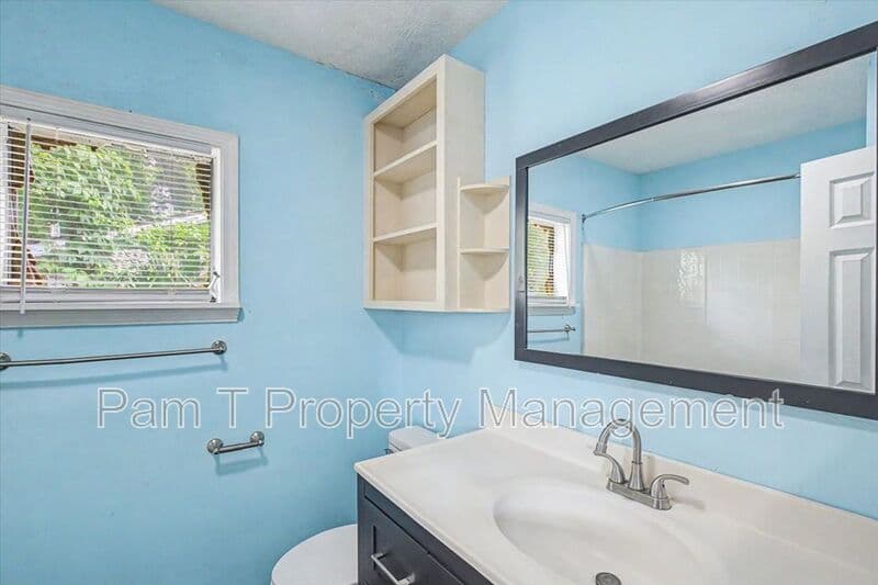 Savannah House: 212 W 58th St