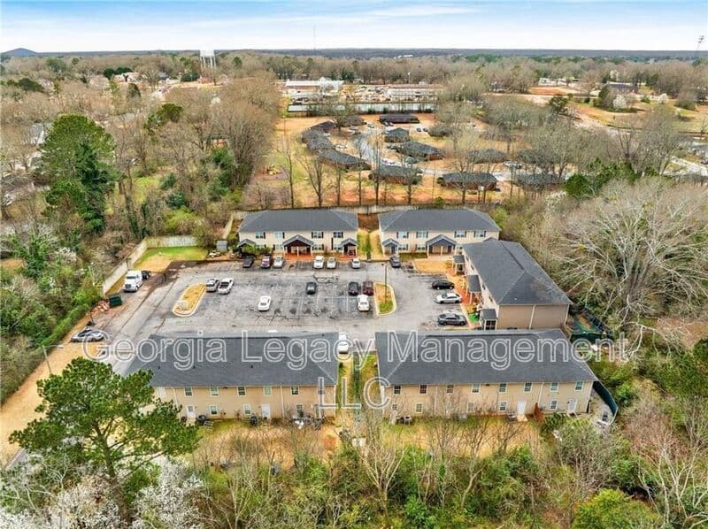 Monroe House: 407 Maple Way