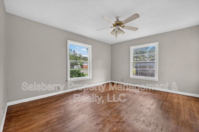 River Oaks House: 4833 Black Oak Lane