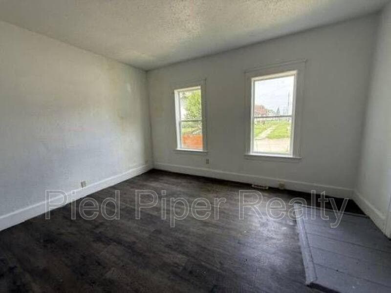 Freeport House: 401 E Wyandotte St