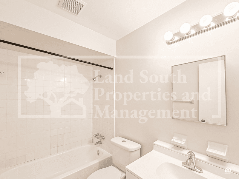 Lakeland House: 4139 Old Highway 37
