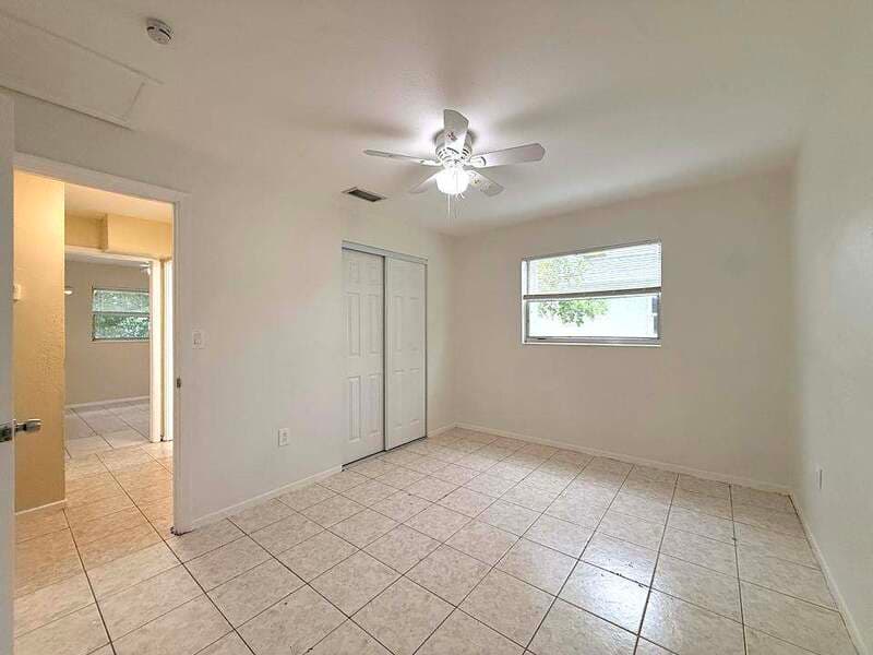 Fort Myers House: 2985 Saint Charles Street