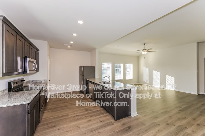 Dallas House: 6569 Crosswood Ln