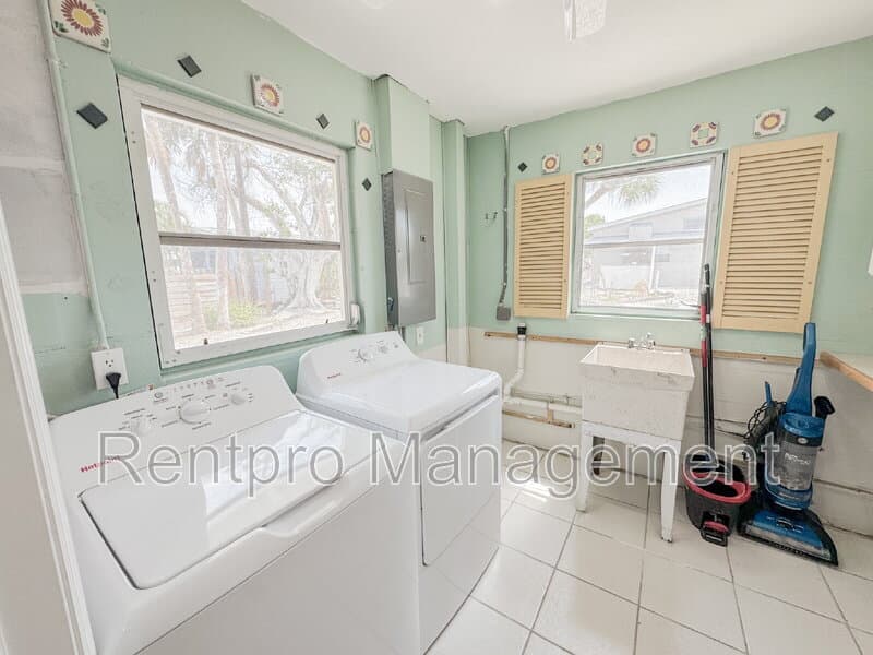 Englewood House: 2825 North Beach Road