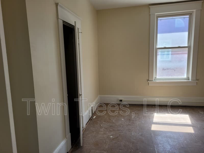 Harrisonburg House: 1073 Chicago Avenue
