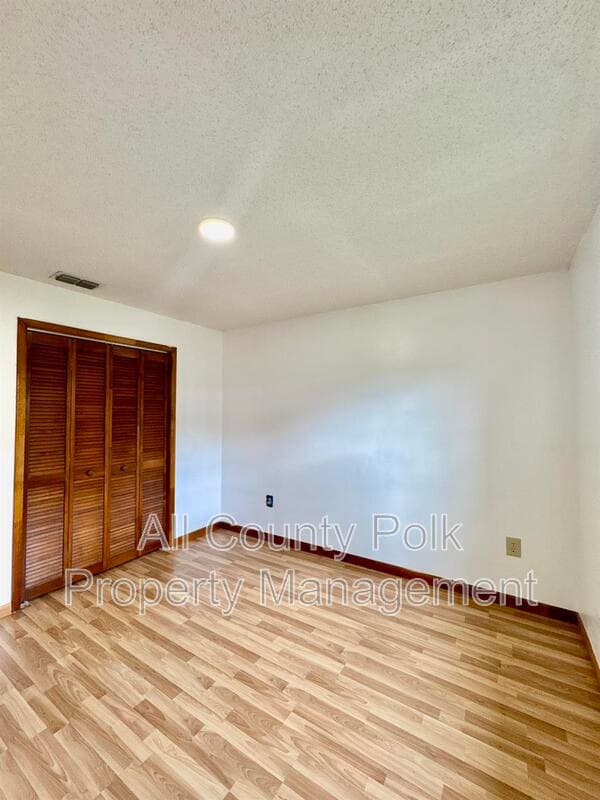 Lakeland House: 3919 Lehman Ct