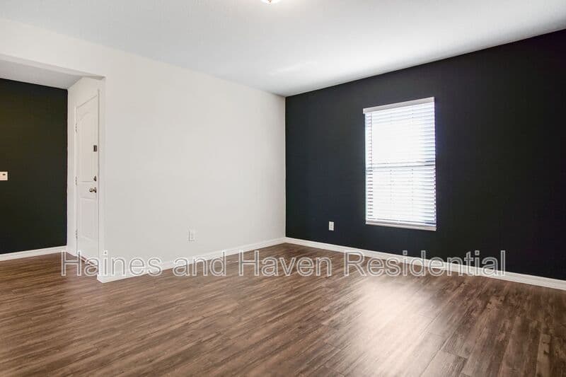 Dundee House: 1503 Swan Lake Cir