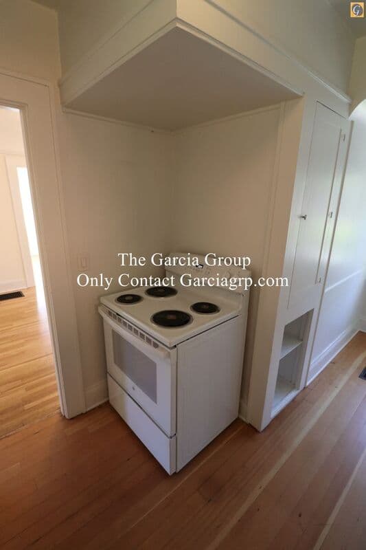 Portland House: 6132 S Corbett Ave