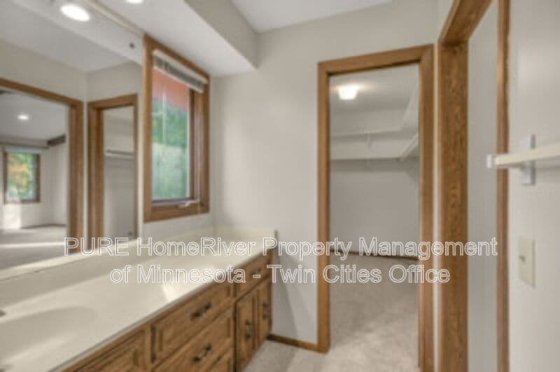 Edina House: 7420 Hyde Park Cir