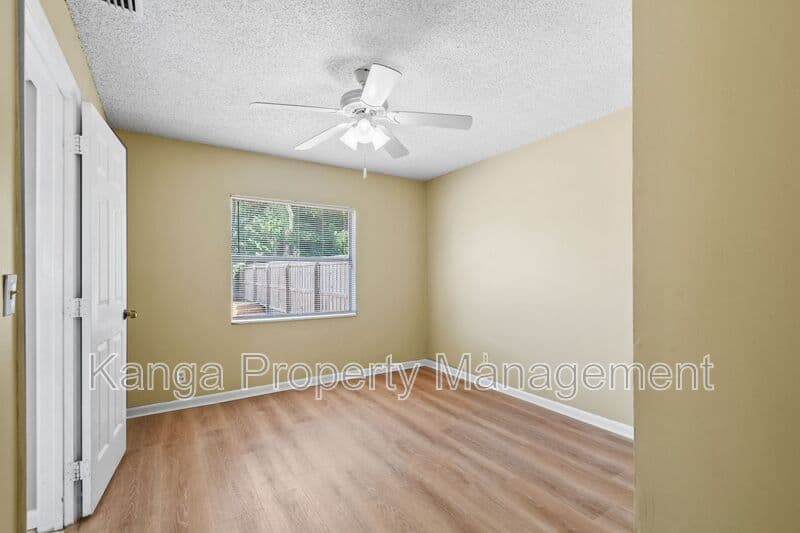 Greenacres House: 6126 Wauconda Way E