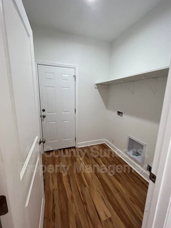 Monticello House: 325 Melrose Dr