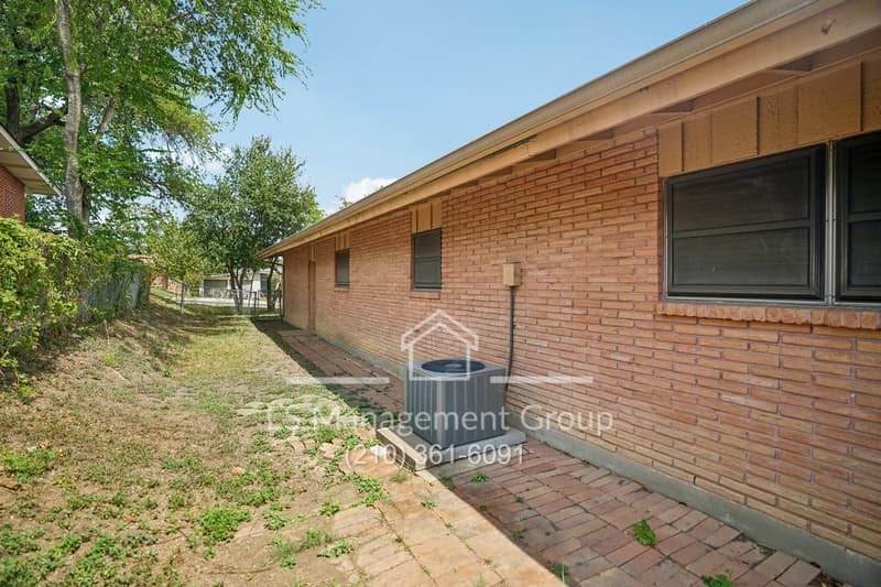 San Antonio House: 106 Springwood Drive
