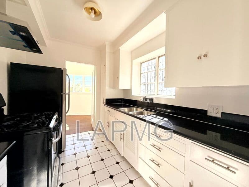 Los Angeles House: 3919 W. 8th Street