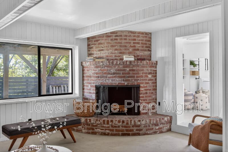 Fair Oaks House: 3937 Orangewood Dr