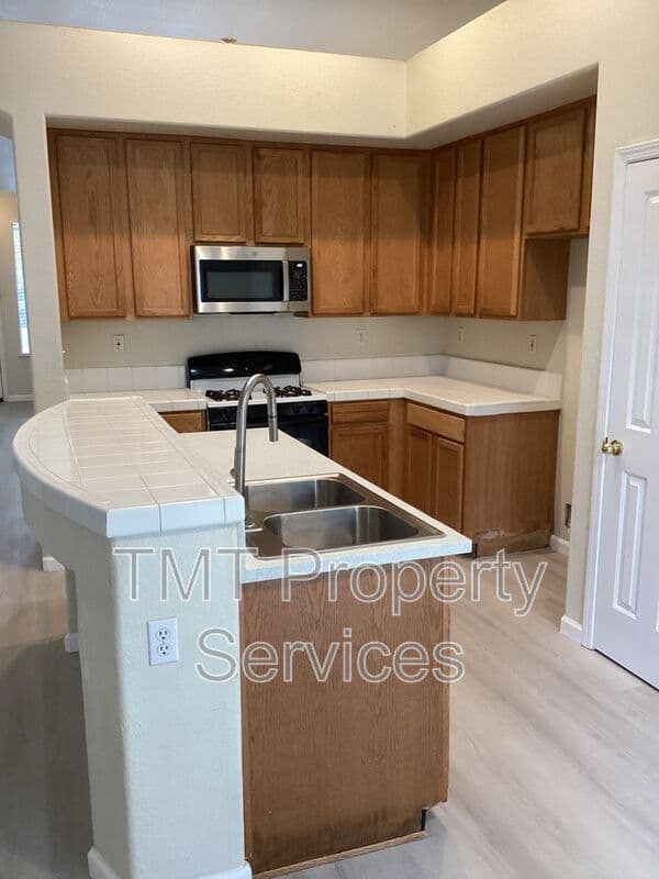 Elk Grove House: 10012 Mosaic Way
