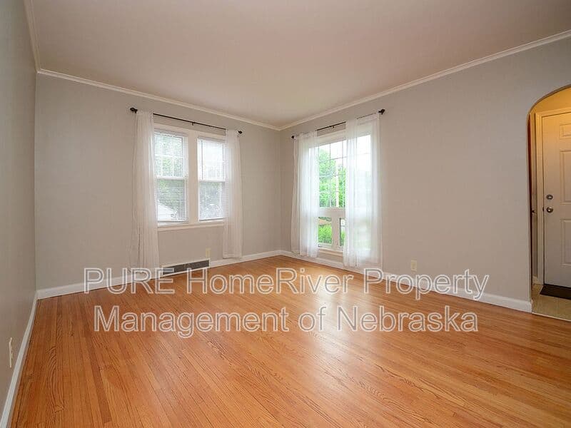 Omaha House: 2108 S 46th St
