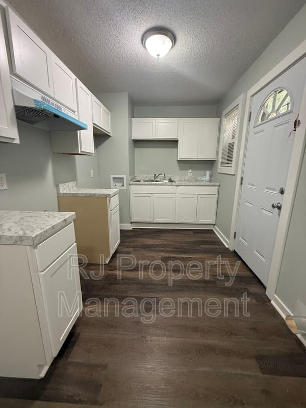 Memphis House: 307 W Peebles Rd