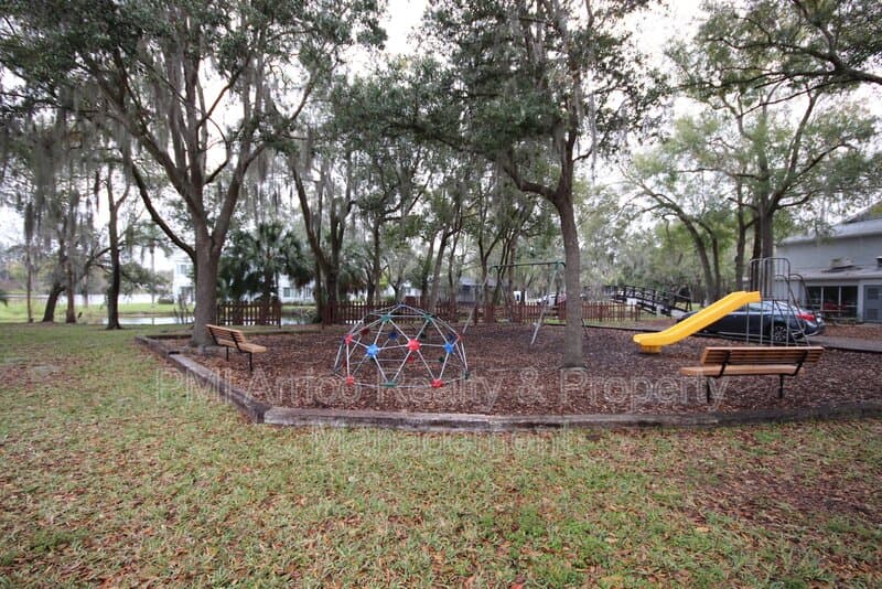 Tampa Townhome: 7430 E Bank Dr