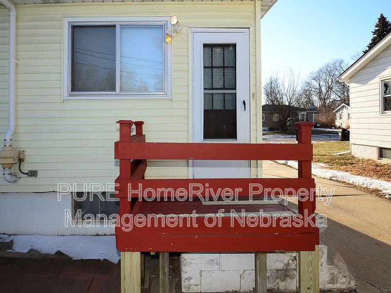 Omaha House: 8608 B St