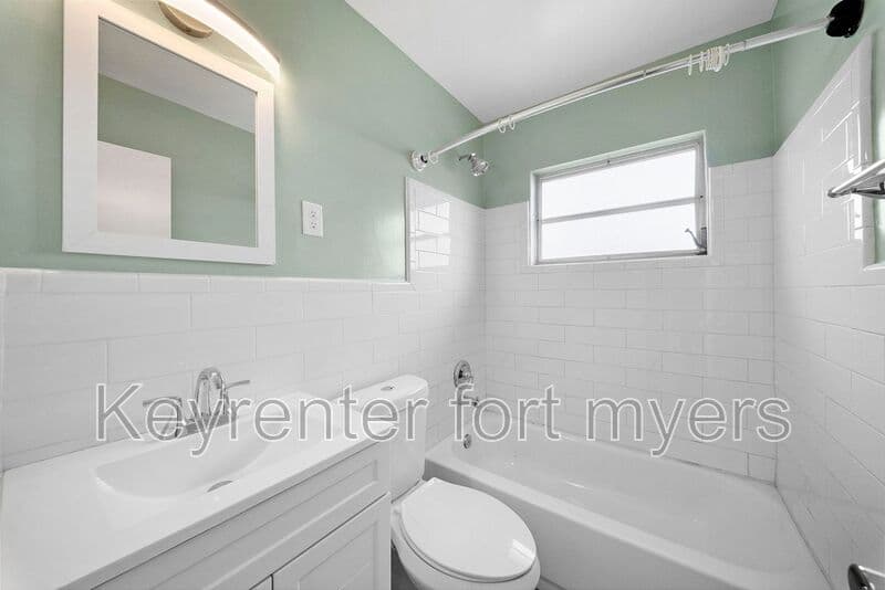 North Fort Myers House: 275 Lakeview Dr