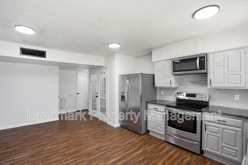 Arlington House: 2711 Treeview Drive
