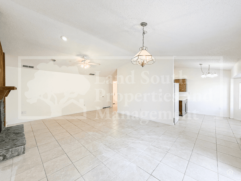 Lakeland House: 5011 Woodgreen Lane