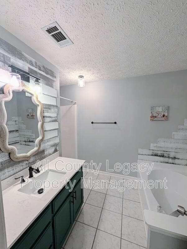 Auburn House: 383 Blackberry Cir