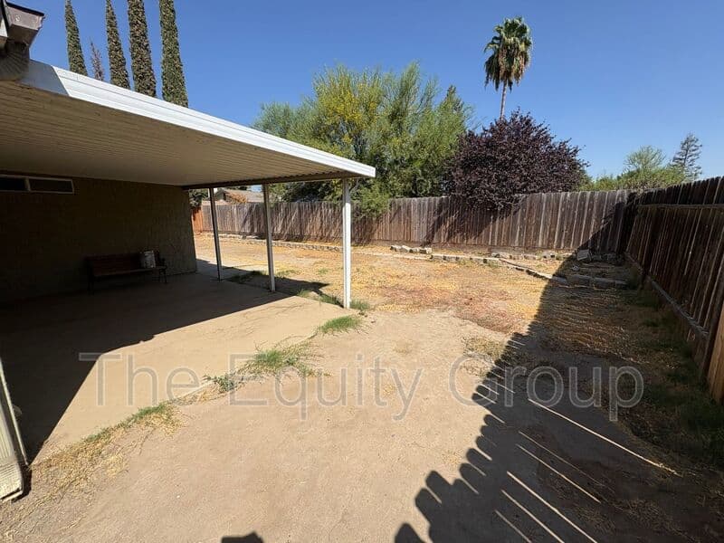 Visalia House: 2324 West Delta Ave