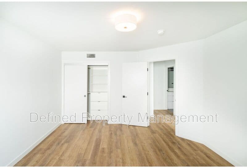 Los Angeles Condo: 6120 Eleanor Ave