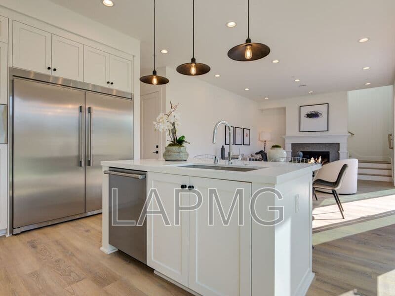 Los Angeles House: 6016 Comey Ave