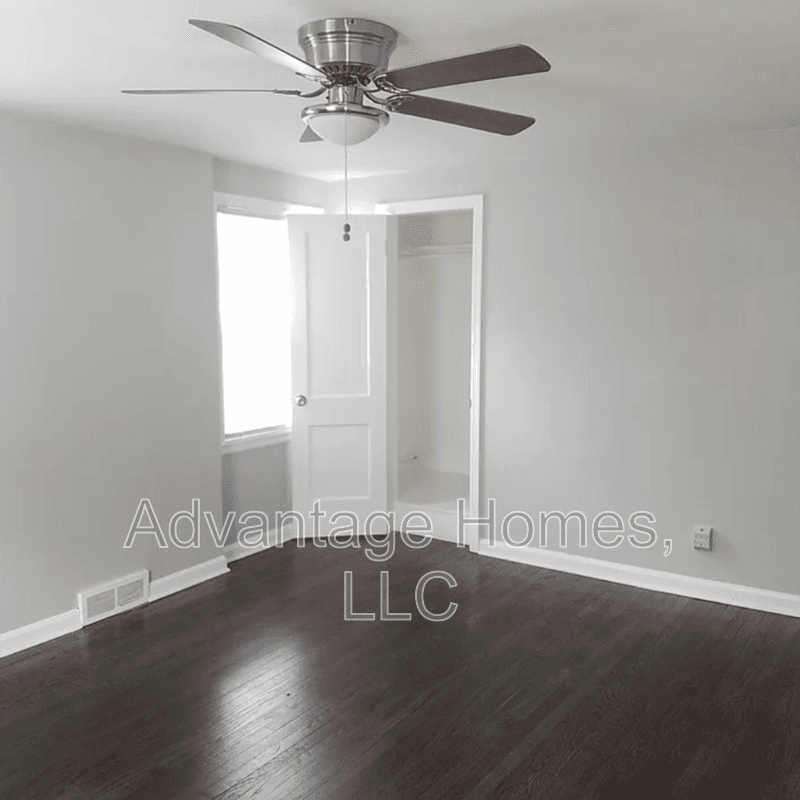 Kansas City House: 415 East 63rd Ter
