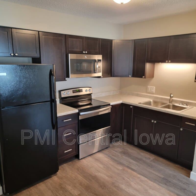 Waukee Condo: 450 Laurel St