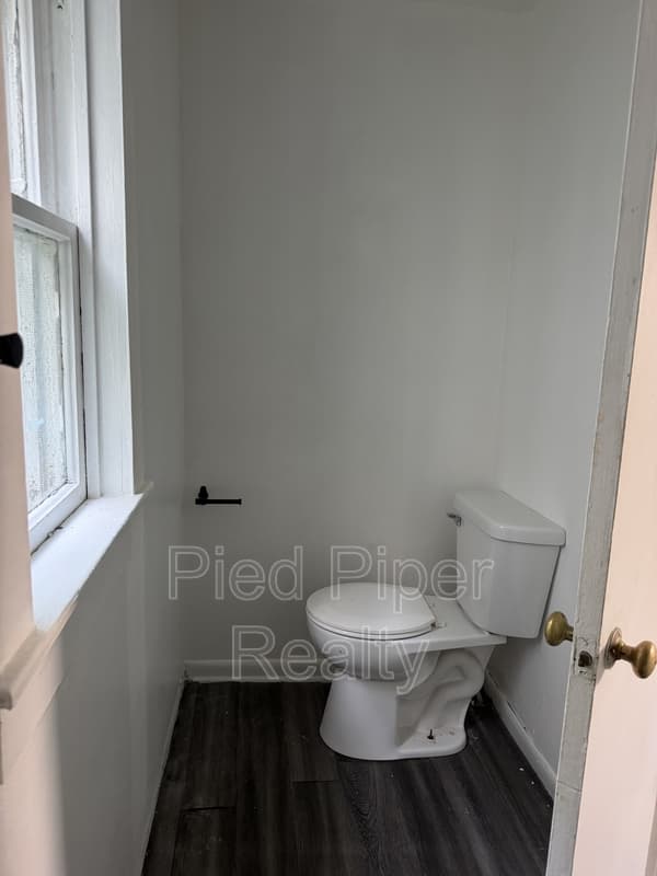 Freeport House: 315 W Douglas St