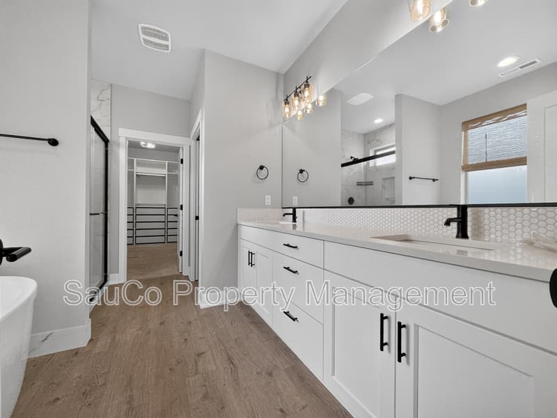 Hillsboro House: 8063 Southeast Reddington Street