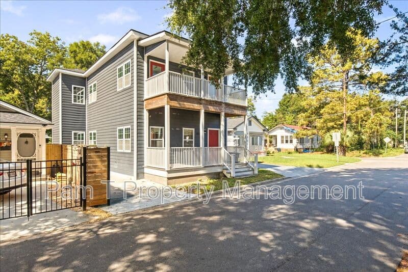 Savannah House: 3205 Burroughs St