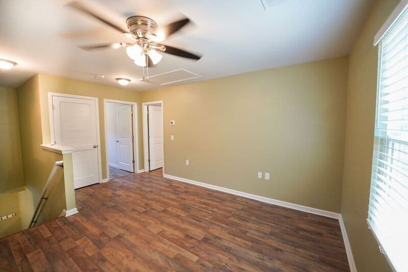Midway House: 44 Sunrise Cir