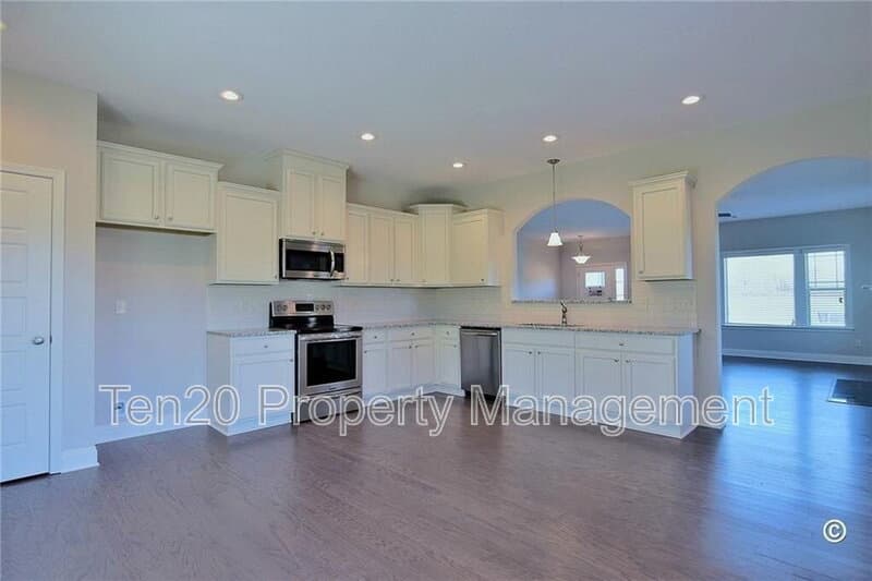 Smiths Station House: 128 Lee Road 2216