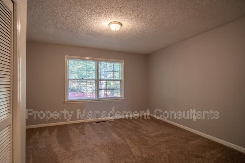 Huntsville House: 2624 Excalibur Drive Southeast