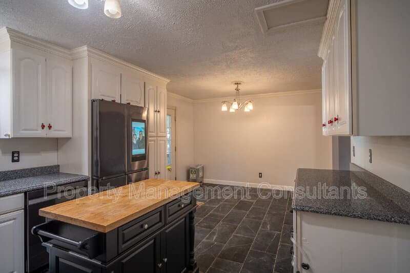 Huntsville House: 6604 Willow Ridge Road Northwest