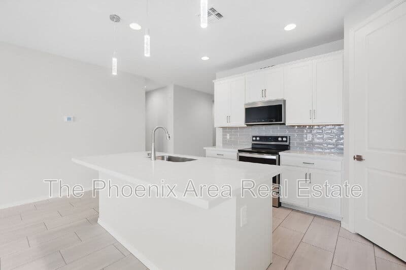 Maricopa House: 35786 W Santa Monica Ave