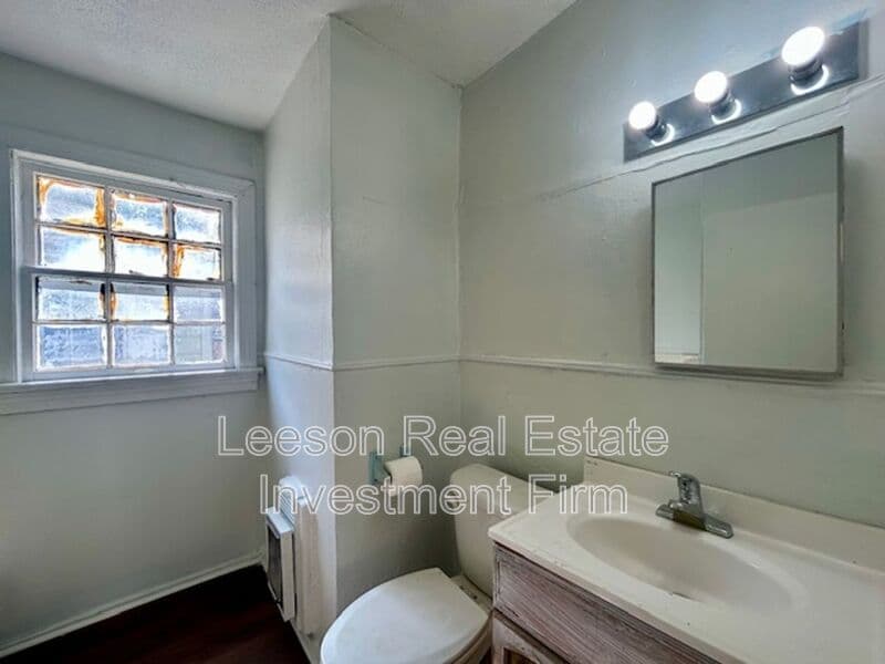 Shreveport House: 318 W 68TH ST