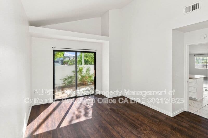Escondido House: 1007 Howard Ave