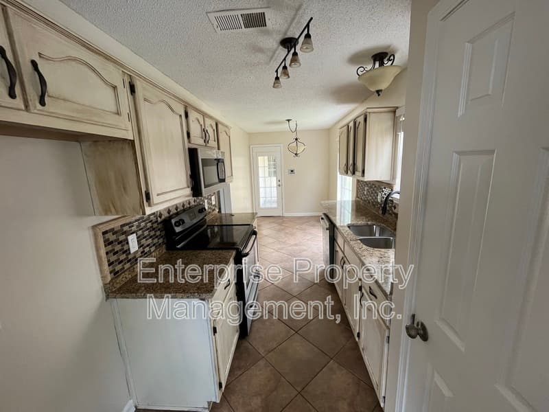 Cordova House: 6869 Century Oaks Dr