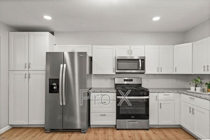 Fayetteville House: 2300 W Holly St