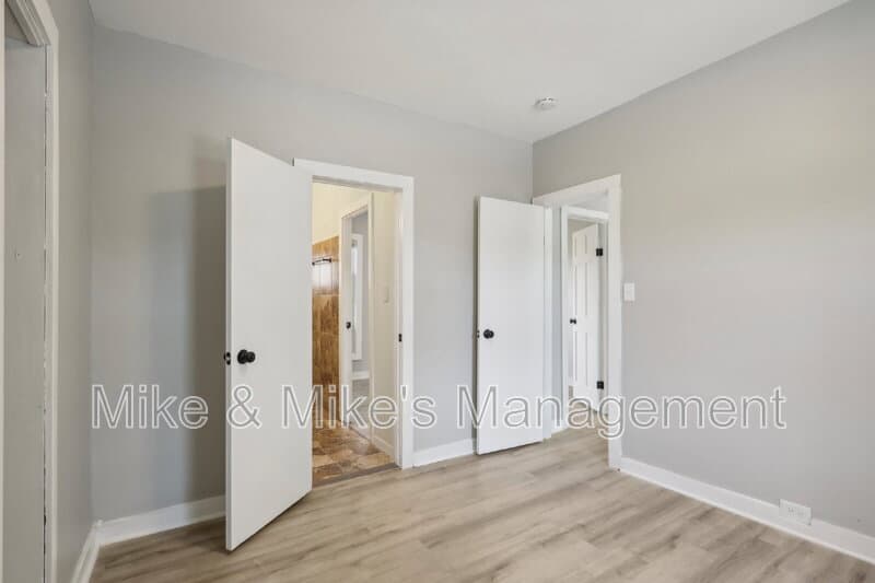 Milwaukee Condo: 506 E Linus St Uppr REAR