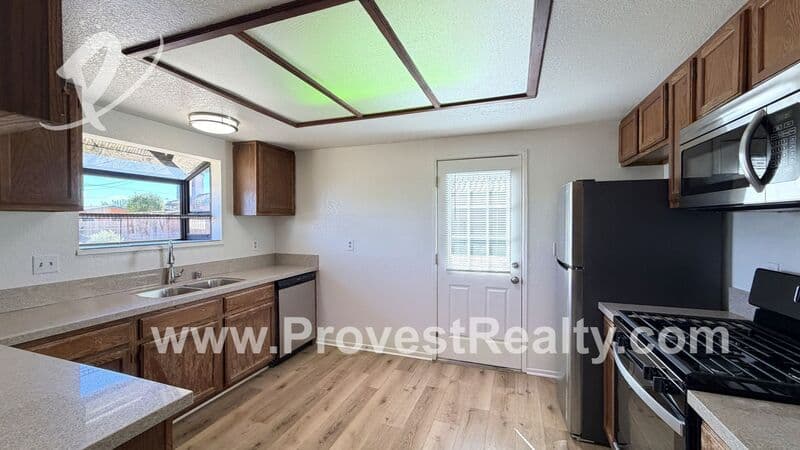 Victorville House: 13269 Llano Rd