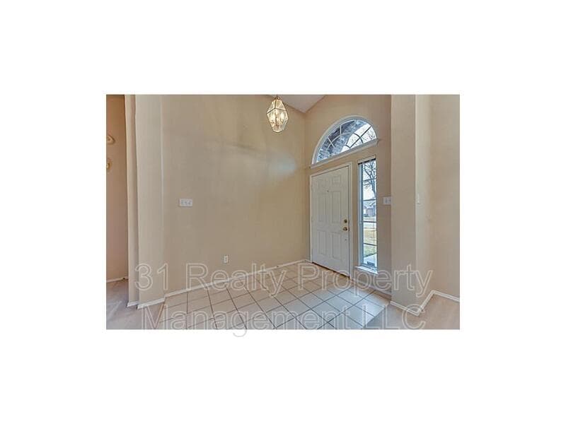 Arlington House: 214 E Lynn Creek Dr