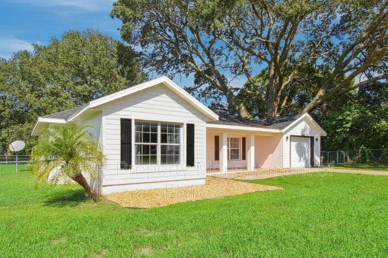 Ocala House: 645 NW 65th St